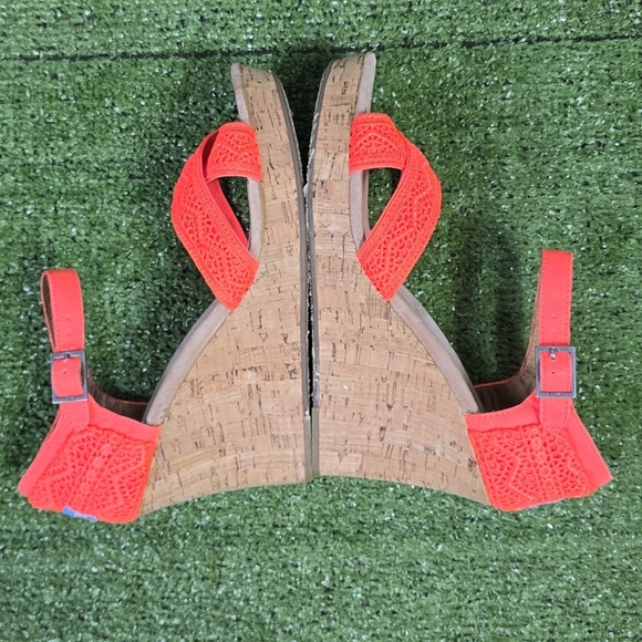 TOMS | NEON CROCHETED CROSS STRAP CORK WEDGE SANDALS - Picture 5 of 16